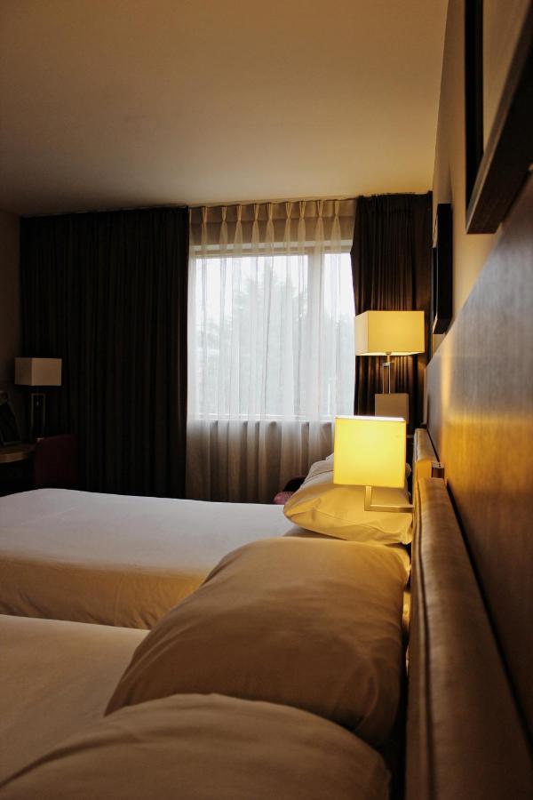 Lancaster Hotel Uxbridge Exterior foto